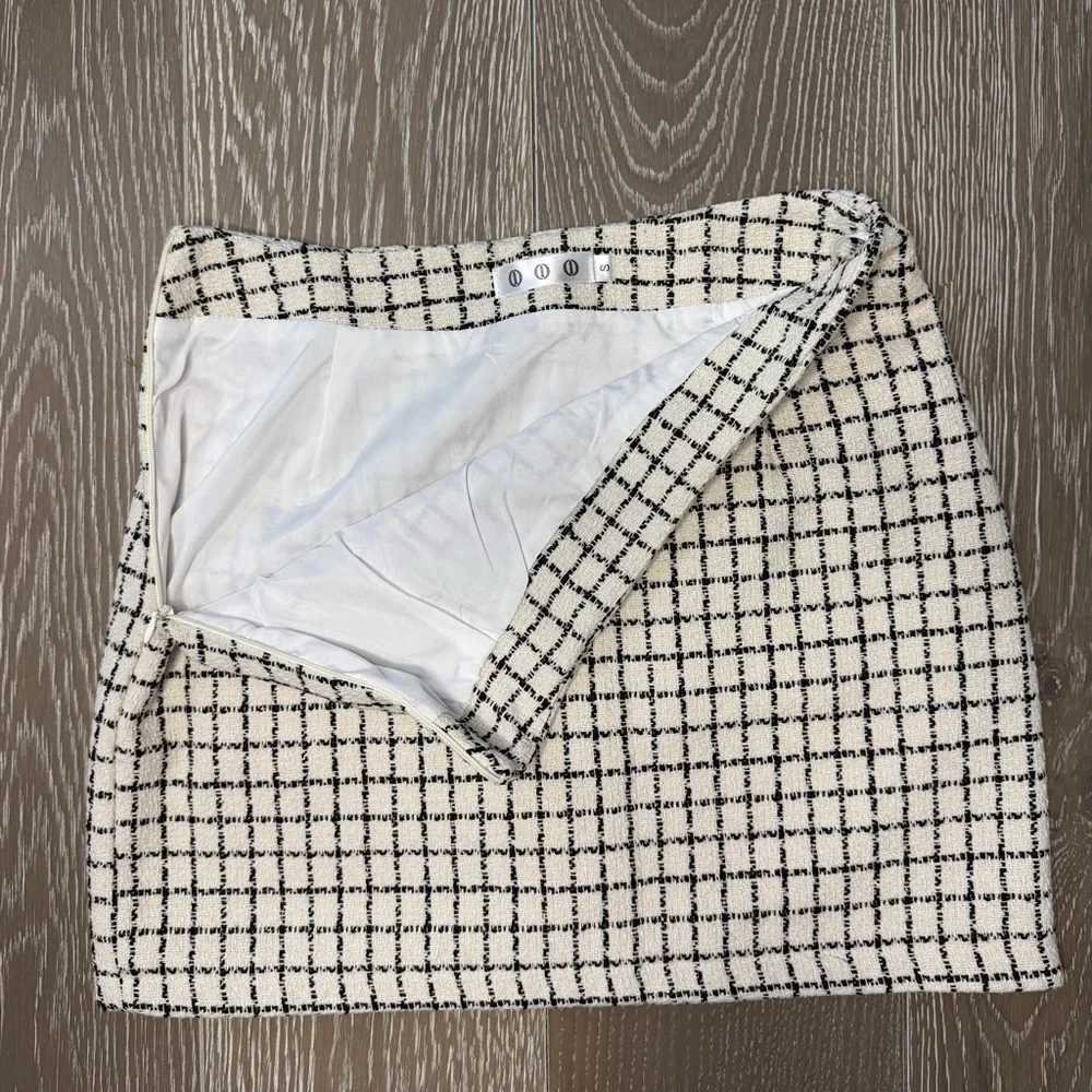Chic Black and White Checkered Skirt - Picture 5 of 7